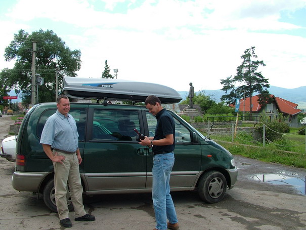 Csiksomlyra rkeztnk (a httrben Domokos Pl Pter, a csngk apostolnak szobra)